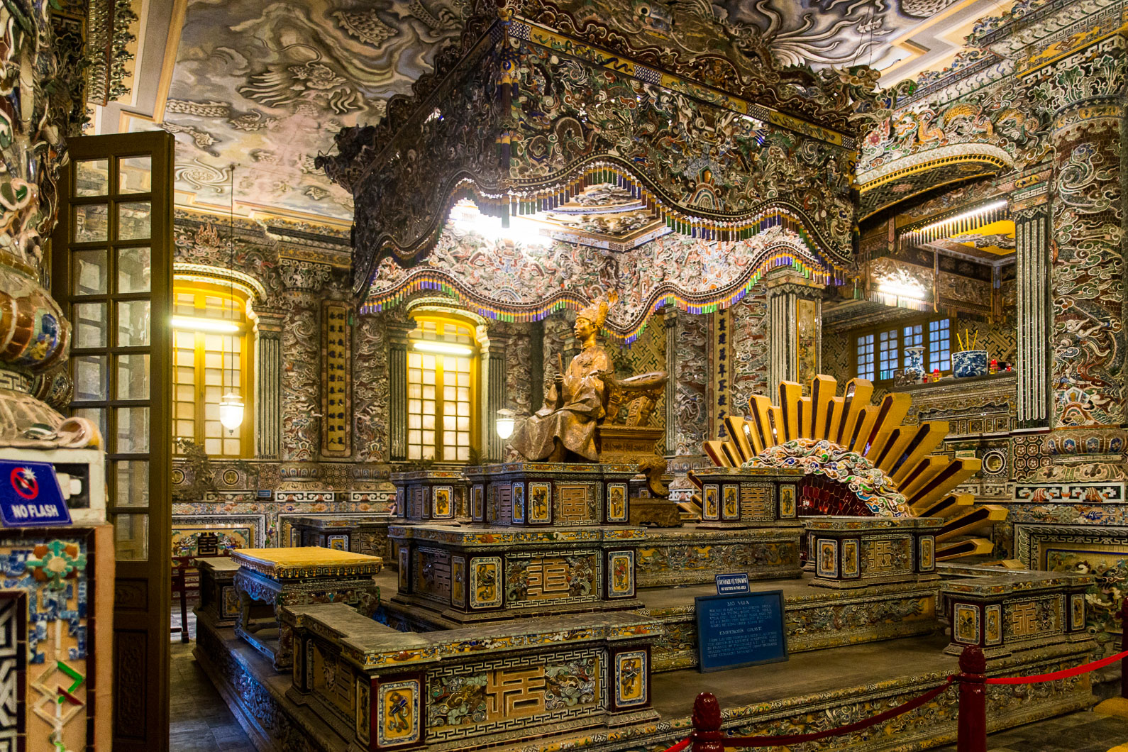 20141115 162556 Kaiser Khai Dinh im Palast